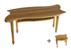 Dřevěný konferenční stolek z borovice v odstínu dub